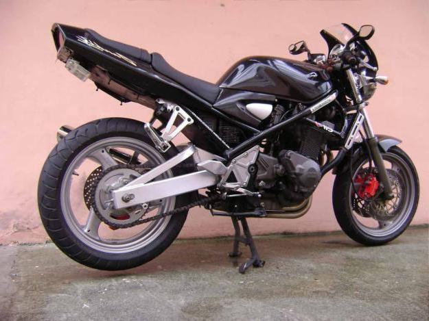 Опис дорожнього мотоцикла Suzuki Bandit 400