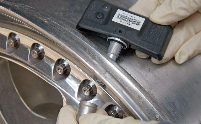 Принцип роботи датчика тиску в шинах: огляд, особливості та пристрій