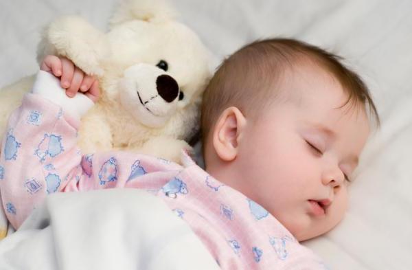 Чому дитина потіє, коли спить?