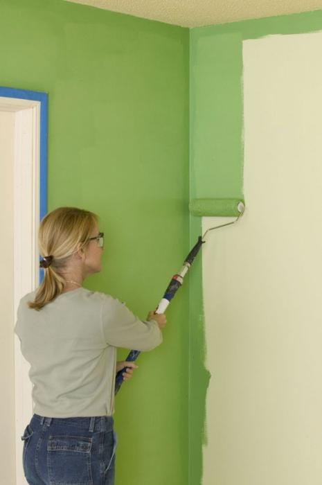Як виконується фарбування стін водоемульсійною фарбою?