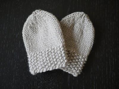 Нескладне в'язання для новонароджених: шапочки спицями та рукавички